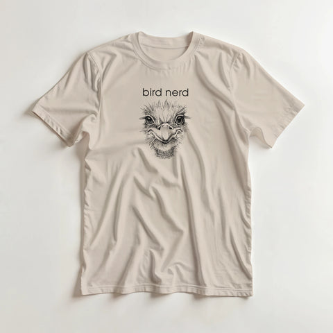 Detaljerad tecknad strutsansikte med text "bird nerd" på beige t-shirt.