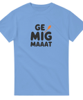 Rolig text 'GE MIG MAAAT' med orange sked på ljusblå tröja.