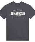 Mörkgrå t-shirt med texten Johansson – A Family of Originals