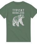 Typiskt Norrland text och björn i vitt tryck på en olivgrön t-shirt.