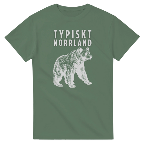 Typiskt Norrland text och björn i vitt tryck på en olivgrön t-shirt.