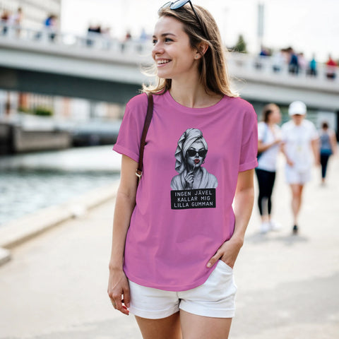 Popkonst kvinna med solglasögon, slickepinne, text "Ingen jävel kallar mig lilla gumman" på rosa t-shirt.