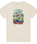 Flamingo med solglasögon surfar på grön bräda, palmer, text "FLAMINGO STYLE", på beige t-shirt.