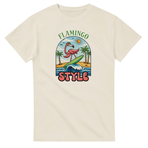 Flamingo med solglasögon surfar på grön bräda, palmer, text "FLAMINGO STYLE", på beige t-shirt.