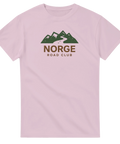 Grafisk illustration av norska fjäll och slingrande väg på rosa t-shirt