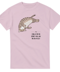 Grafisk illustration av en vilande katt på en ljusrosa t-shirt