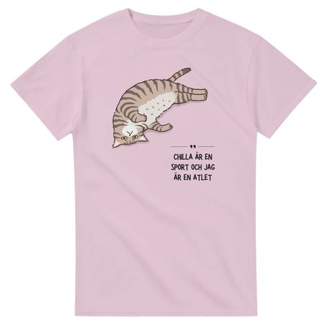 Grafisk illustration av en vilande katt på en ljusrosa t-shirt
