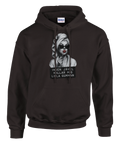 Marilyn Monroe-inspirerad kvinna med rött läppstift och texten "Ingen jävel kallar mig lilla gumman" på svart hoodie.