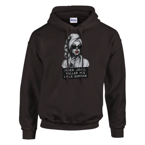 Marilyn Monroe-inspirerad kvinna med rött läppstift och texten "Ingen jävel kallar mig lilla gumman" på svart hoodie.