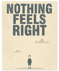 Närbild på en poster med texten Nothing Feels Right och en liten tecknad kille på en ljusbeige bakgrund med moln.