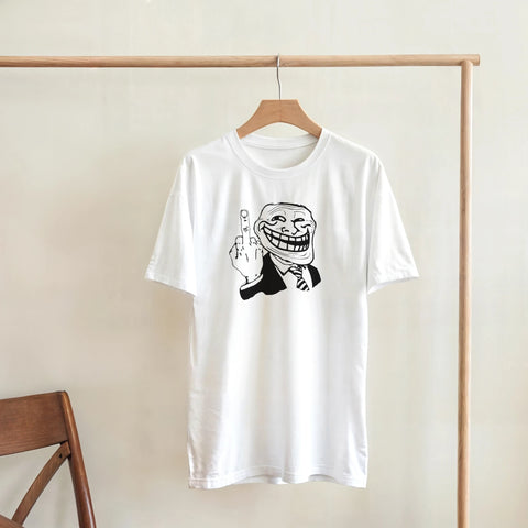 Vit t-shirt med Trollface motiv hängande på en klädställning