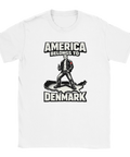 Satirisk "America belongs to Denmark" t-shirt med man i läderjacka, ölflaska, dansk flagga på USA-karta.
