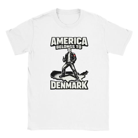 Satirisk "America belongs to Denmark" t-shirt med man i läderjacka, ölflaska, dansk flagga på USA-karta.