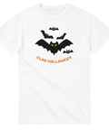 Grafiskt tryck med svarta fladdermöss och texten Glad Halloween på vit t-shirt