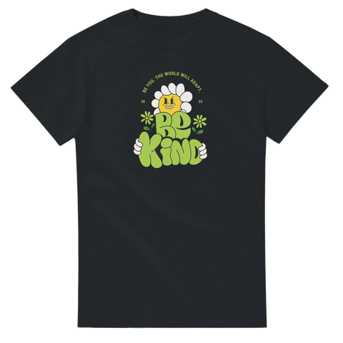 Grafiskt retro-tryck med en leende blomma och texten Be Kind på svart t-shirt