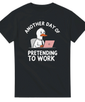 Minimalistisk illustration av en trött anka framför laptop – t-shirt med citat