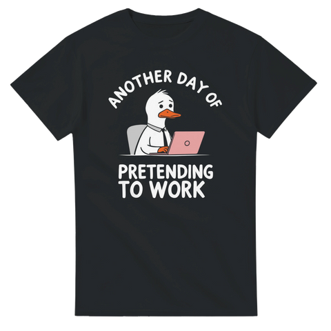 Minimalistisk illustration av en trött anka framför laptop – t-shirt med citat