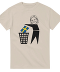 Grafiskt motiv med svensk flagga i papperskorg på sandfärgad t-shirt
