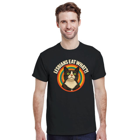 Modell i en svart t-shirt med en katt i solglasögon i en retrocirkel och texten Lesbians Eat What?!.