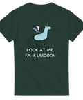 Söt enhörning med vingar och rolig text på mörkgrön t-shirt.