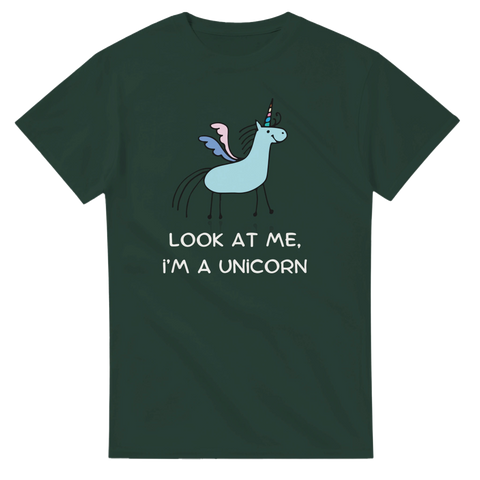 Söt enhörning med vingar och rolig text på mörkgrön t-shirt.
