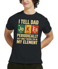 T-shirt med färgade bokstavsrutor och en engelsk ordvits om dad jokes och kemi