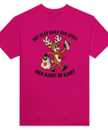 Cerise t-shirt med en hjort, flaska och texten ”Det blev bara ren sprit – men hjort är hjort”.