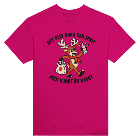 Cerise t-shirt med en hjort, flaska och texten ”Det blev bara ren sprit – men hjort är hjort”.
