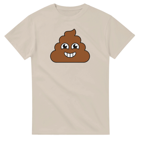 Klassisk bajsemoji med glatt ansikte på beige t-shirt.