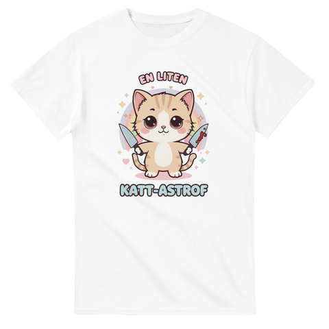 Kawaii-katt med knivar, text "EN LITEN KATT-ASTROF" på vit t-shirt.