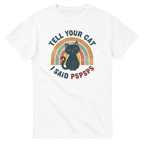 Lekfull illustration av svart katt framför retro-regnbåge på vit t-shirt
