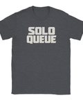Solo Queue texttryck i beige på mörkgrå t-shirt.