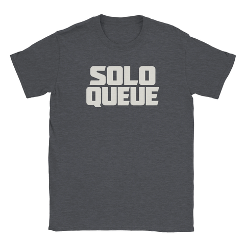 Solo Queue texttryck i beige på mörkgrå t-shirt.