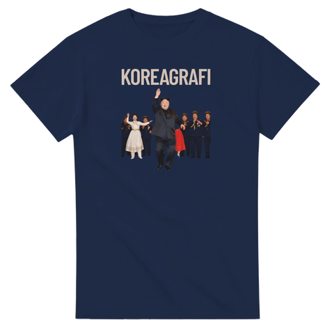 Koreagrafi tryck med nordkoreansk ledare och dansande följe – marinblå t-shirt