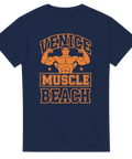 Retro fitness-illustration med muskulös man på marinblå t-shirt – gymkläder