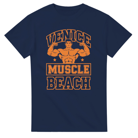 Retro fitness-illustration med muskulös man på marinblå t-shirt – gymkläder