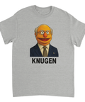 Muppknugen i kostym med svensk flagga, text "KNUGEN", på grå t-shirt.