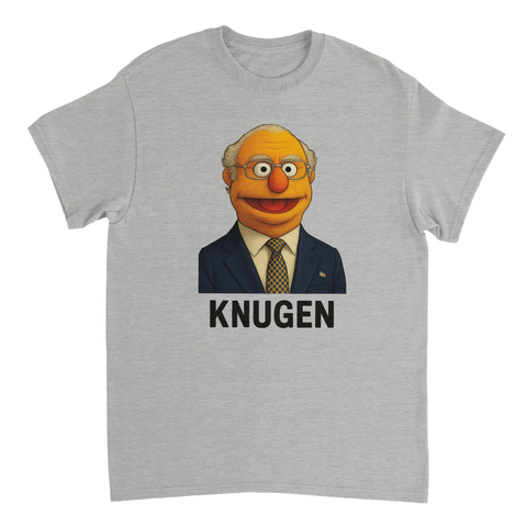 Muppknugen i kostym med svensk flagga, text "KNUGEN", på grå t-shirt.