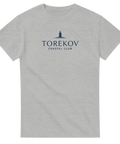 Stilren grafisk illustration av en fyr och kust-citat – grå t-shirt