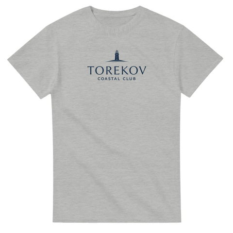 Stilren grafisk illustration av en fyr och kust-citat – grå t-shirt