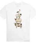 Lekfull illustration av staplade bondgårdsdjur tryckt på vit t-shirt
