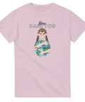 Tecknad Greta Thunberg kramar jorden, text "How Dare You" och "Speak for the Earth?" på rosa t-shirt.