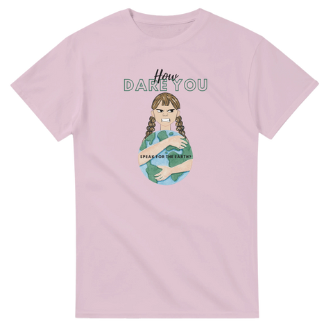 Tecknad Greta Thunberg kramar jorden, text "How Dare You" och "Speak for the Earth?" på rosa t-shirt.