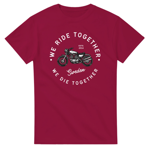 Detaljerad motorcykeldesign med text "We die together" på mörk vinröd t-shirt.