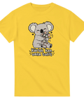 Gul t-shirt med en koala som kramar en mus och texten Kärlek kan vara tufft.