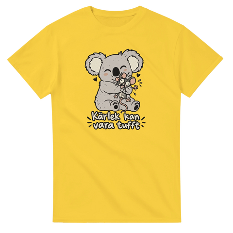 Gul t-shirt med en koala som kramar en mus och texten Kärlek kan vara tufft.