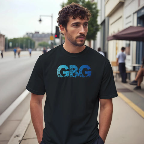 Man bär en t-shirt med GBG-tryck i en urban stadsmiljö
