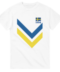 Vit t-shirt med retrodesign från 1994, svenska flaggan och blågula v-ränder – en hyllning till Sveriges fotbollsframgångar