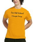 Svart text "I'm Old School I Google Things" på senapsgul t-shirt med rund hals.