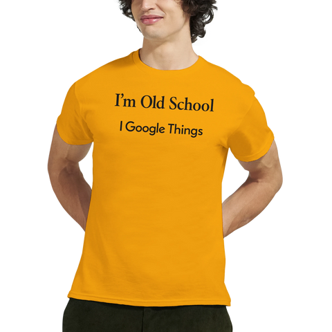 Svart text "I'm Old School I Google Things" på senapsgul t-shirt med rund hals.